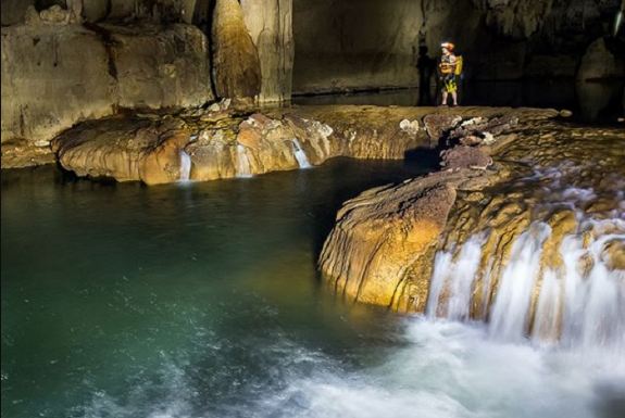 Phát hiện hang động 5 triệu tuổi "đẹp phát hờn" ở Quảng Bình