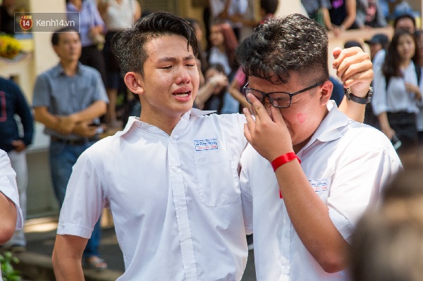 Ngày ra trường của teen Lê Hồng Phong: Nụ cười và nước mắt, bạn tôi ơi xin bên nhau thêm chút nữa!