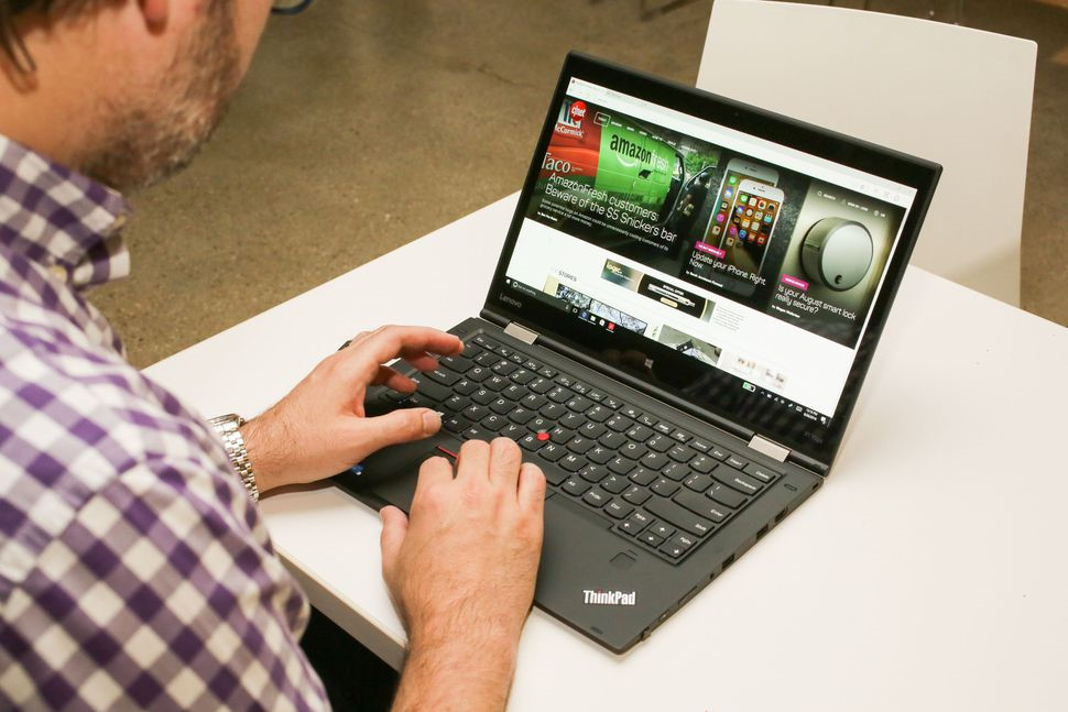 Lenovo Thinkpad X1 Yoga 45 triệu đồng, là sự kết hợp giữa phong cách doanh nhân của dòng Thinkpad và tính linh động của dòng Yoga với khả năng lật xoay 360 độ. Máy nặng 1,3 kg, màn hình 14 inch 2K chống chói, thân máy chịu được va đập nhẹ.