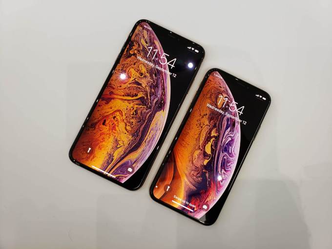 iPhone Xs thì trông giống hệt với iPhone X, chỉ thêm màu vàng mới, còn iPhone Xs Max lại là mẫu iPhone có màn hình lớn nhất từ trước đến nay. Với kích cỡ 6,5 inch, màn hình của iPhone Xs Max lớn hơn cả Galaxy Note9 của Samsung.