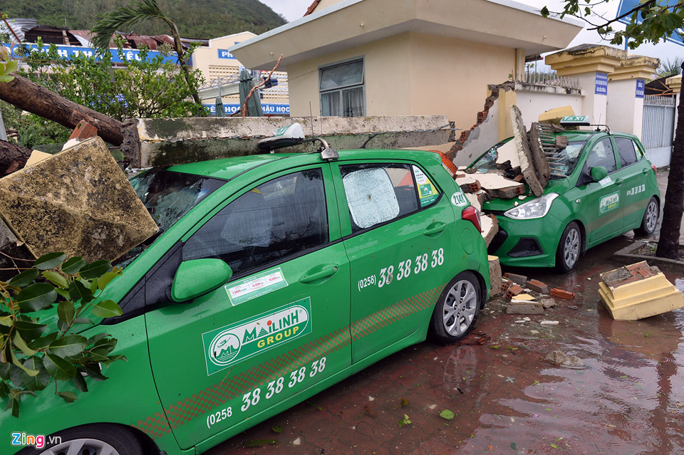 2 chiếc taxi đỗ cạnh trường Tiểu học Phước Thịnh, Hòn Rớ (Nha Trang), bị tường đổ đè bẹp. Phó chủ tịch UBND tỉnh Khánh Hòa Nguyễn Duy Bắc cho biết: "Thiệt hại vật chất chưa thể thống kê, song riêng huyện Vạn Ninh đã có 3 người chết, 5 người bị thương".