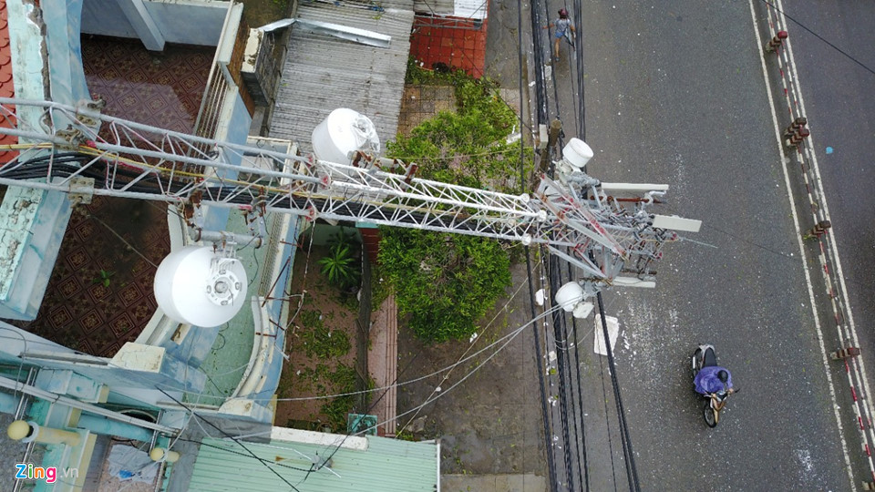 Đường Lê Hồng Phong (Nha Trang) có một cột thu phát sóng viễn thông khác bị đổ sập, lơ lửng trên dây điện. Tỉnh Phú Yên cũng ghi nhận 2 người tử vong và nhiều người mất tích vì bão.