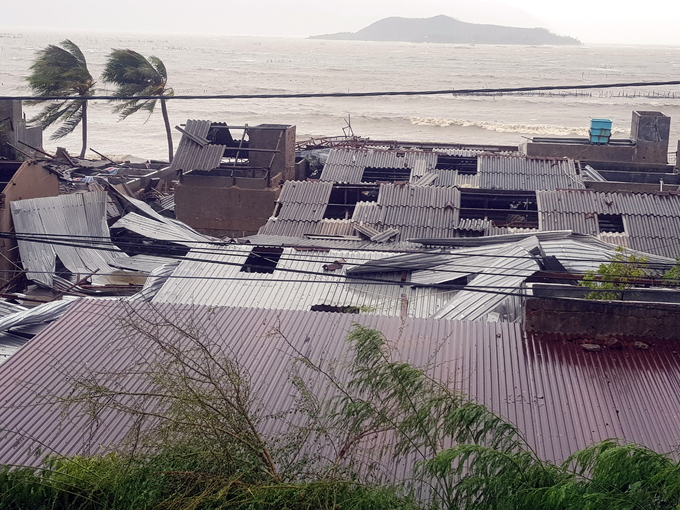 Hàng loạt căn nhà nằm bên vịnh Nha Trang (Khánh Hòa) bị tốc mái. Trên các con đường ở trung tâm Nha Trang (Khánh Hòa), cây cối ngã rạp, sóng biển cao gần 4 m, nhất là phía Quảng trường 2 Tháng 4.
