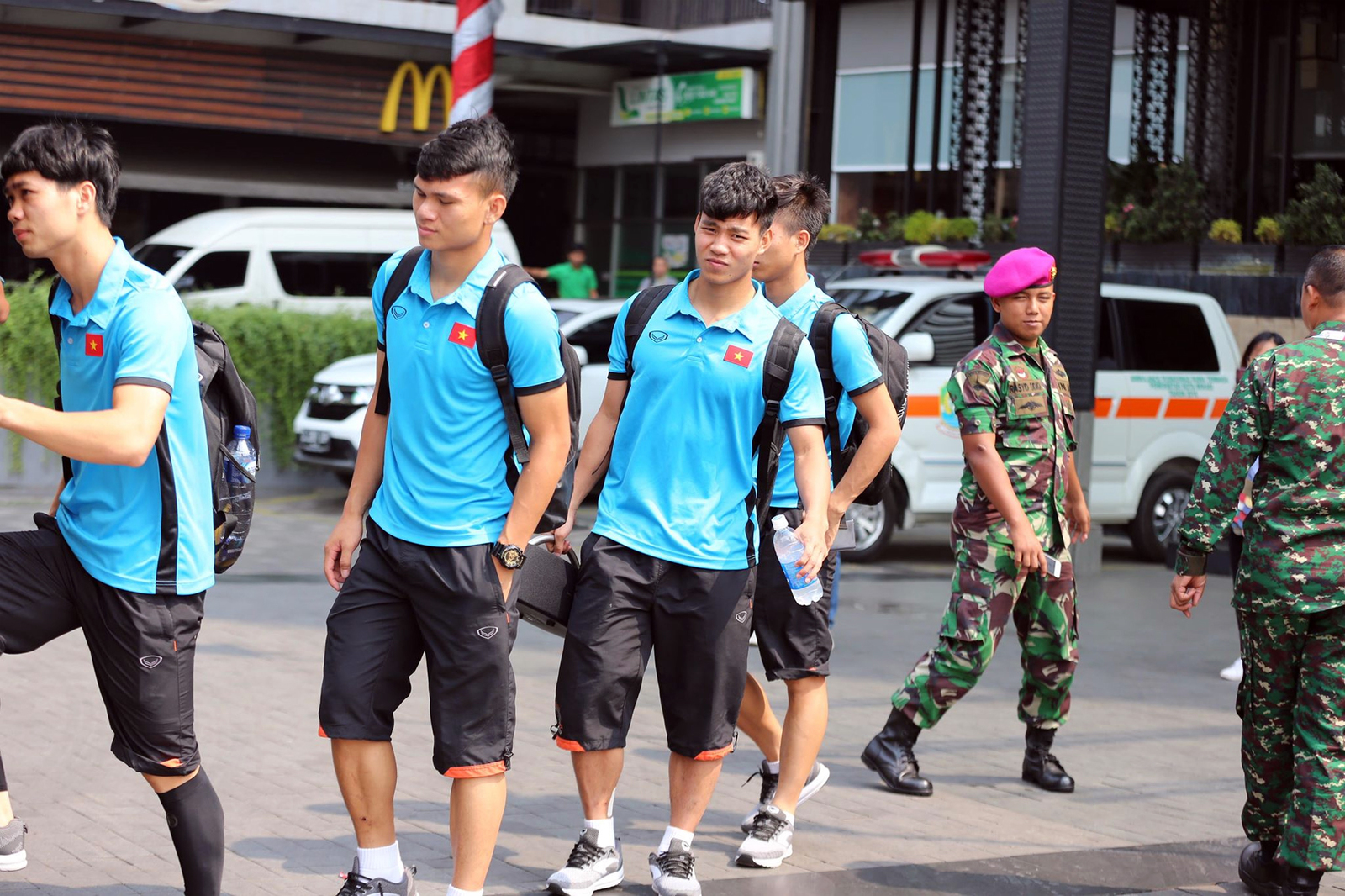 Các cầu thủ xếp hàng lên xe buýt, chuẩn bị di chuyển. U23 Việt Nam sẽ đóng quân tiếp theo ở Cibibong, Bogor cho đến hết giải. Cả 4 trận cuối cùng của môn bóng đá nam đều diễn ra trên sân Pakansari, Cibinong.