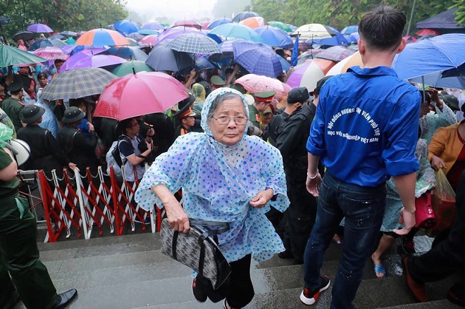 Bất chấp trời mưa to, hàng chục nghìn người vẫn lặn lội về Đền Hùng dâng hương Giỗ tổ