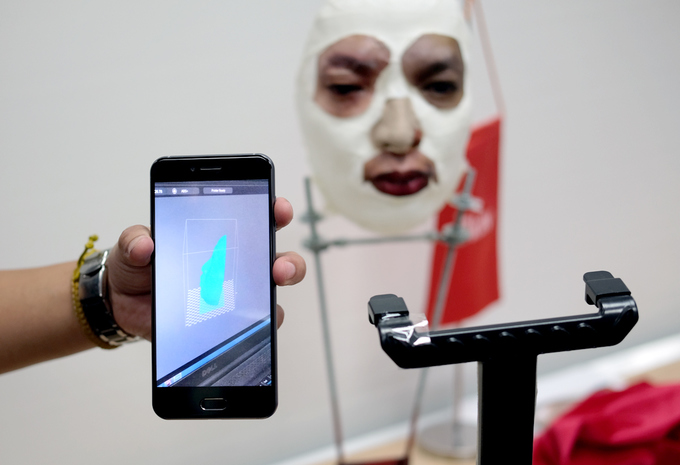 iPhone X sử dụng 2 camera hồng ngoại để chụp 2D và 3D khuôn mặt rồi dùng AI (trí tuệ nhân tạo) để phát hiện thật giả. AI sẽ là bước khó nhất để đánh lừa Face ID. BKAV phải thực hiện việc đầu tiên là chụp lại 3D khuôn mặt chủ nhân iPhone X.