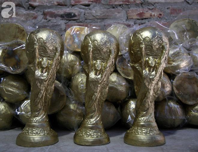 Xuất phát từ đam mê bóng đá, ông Vương Hồng Nhật và bà Nguyễn Thị Nga ở làng nghề Bát Tràng (Hà Nội) từ mùa World Cup 2014 đã thử nghiệm và đưa ra thị trường khoảng 1.000 chiếc cúp vàng đúc từ thạch cao, phun sơn nhũ vàng phục vụ người hâm mộ
