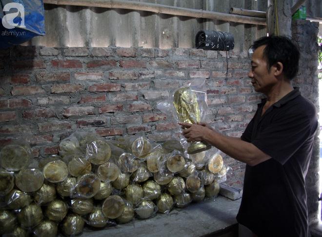 Cận cảnh sản xuất cúp vàng World Cup siêu rẻ kiếm 240 triệu đồng/tháng của một gia đình ở Bát Tràng