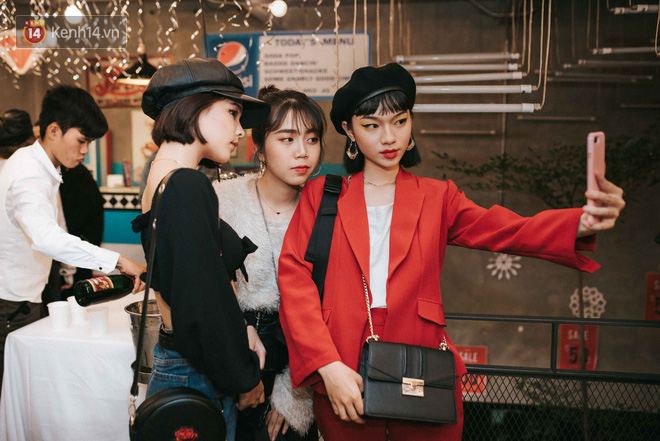 Các bạn trẻ Sài Gòn ra phố dịp Noel trong những bộ trang phục hết sức cá tính.