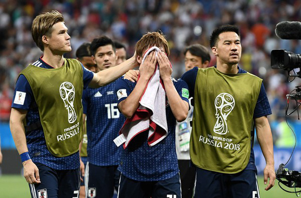 Takashi Inui, cầu thủ ghi bàn thắng thứ 2 trận này cho Nhật Bản ôm mặt khóc tức tưởi từ lúc hết giờ cho đến khi bước vào đường hầm.