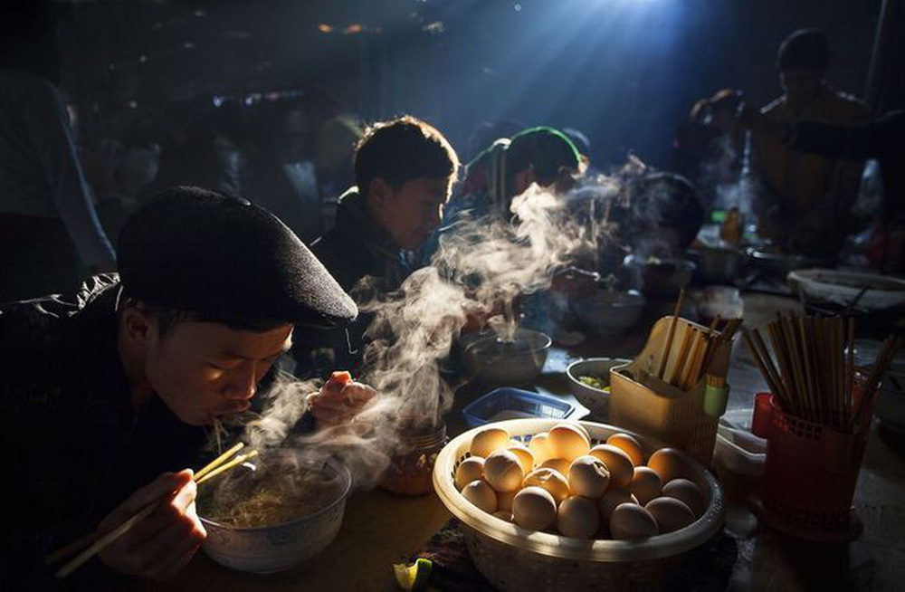 Tác phẩm "Bữa sáng tại khu chợ phiên" của nhiếp ảnh gia Thong Huu ở hạng mục Du lịch.