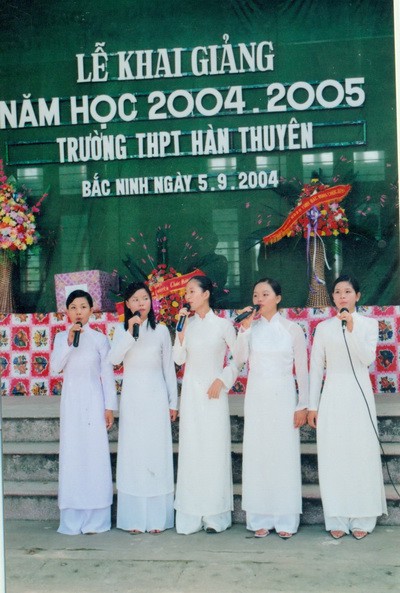 Lễ khai giảng năm học 2004 - 2005 của trường THPT Hàn Thuyên, Bắc Ninh. Qua bao nhiêu năm, người con gái Việt khi khoác lên mình tà áo dài nữ sinh vẫn là lúc họ đẹp nhất. (Nguồn: Cafebiz.vn)