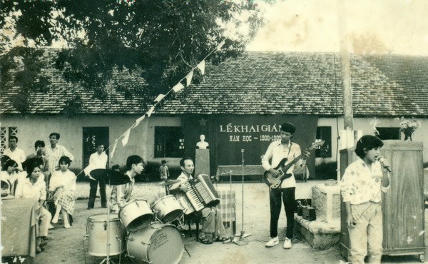Những tiết mục văn nghệ cây nhà lá vườn trong lễ khai giảng năm học 1988 - 1989 của trường THPT Hàn Thuyên, Bắc Ninh đã có hẳn một ban nhạc "chất" không đâu bằng.