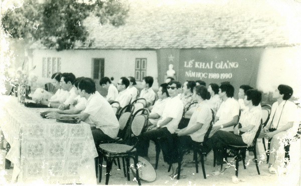Các thầy cô giáo trong Lễ khai giảng năm học 1989 - 1990 của trường THPT Hàn Thuyên, Bắc Ninh. Bạn có nhận ra chiếc khăn trải bàn bằng nhựa in hoa "huyền thoại" kia không?