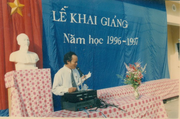 Lễ khai giảng năm học 1996 - 1997 của trường THPT Hàn Thuyên, Bắc Ninh. Nếu 12 năm khai giảng chẳng một lần hứng thú với nó, khi đã qua cái thời học sinh, nhìn lại bạn sẽ thèm lắm cái cảm xúc được ngồi khai giảng.