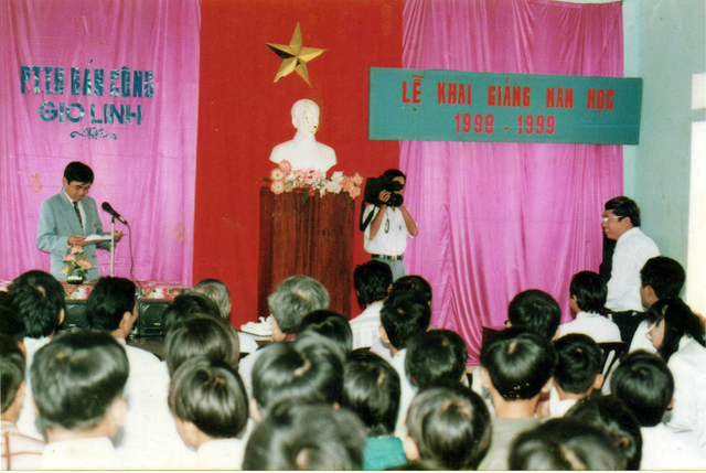 Lễ khai giảng năm học 1998 - 1999 của trường THPT Nguyễn Du, Quảng Trị. Dịp khai giảng là khi học sinh nô nức gặp lại bạn bè sau một mùa hè dài vui chơi và háo hức nhìn lại mái trường năm trước được sơn sửa lại chào đón năm học mới.