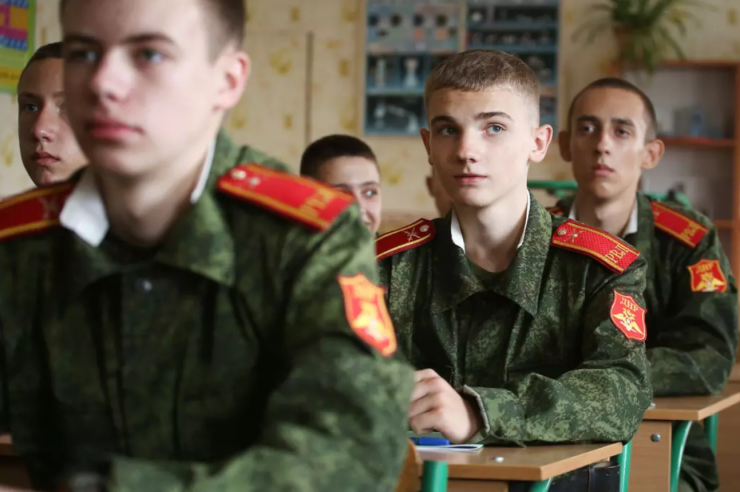 Đông phục như binh sĩ của nam sinh trường quân đội ở TP Donetsk, Ukraine.
