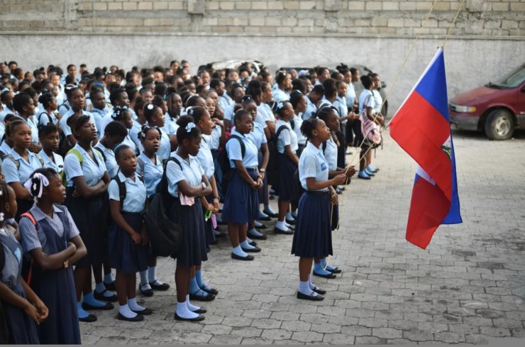 Học sinh chuẩn bị cho ngày khai giảng tại thủ đô Port-au-Prince của quốc đảo Haiti.
