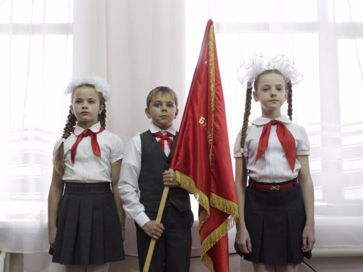 Học sinh Nga quàng khăn đỏ, mang biểu tượng của Hội thiếu niên Tiền phong.