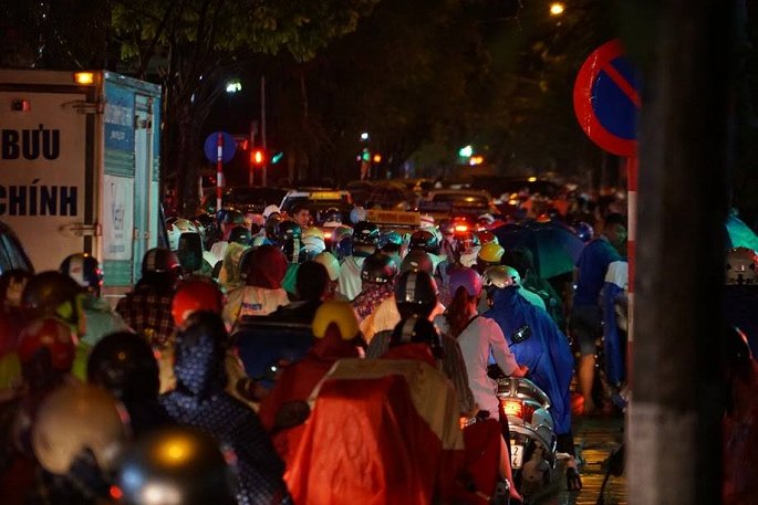 Đến 21h hôm qua 31/7, hàng nghìn phương tiện vẫn chôn chân trên khắp các ngả đường. Giao thông không bớt hỗn loạn dù đã gần nửa đêm.