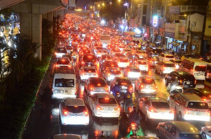 Đường Nguyễn Trãi (quận Thanh Xuân) tắc nghẽn nghiêm trọng do mưa lớn, hàng dài ô tô bất tận.