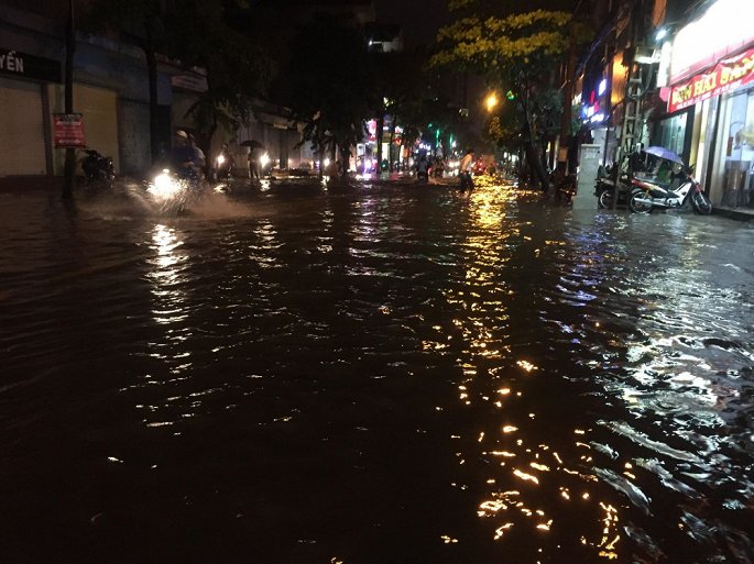 Gần nửa đêm, phố Lạc Trung (quận Hai Bà Trưng), nơi ít khi bị ngập, vẫn chìm trong biển nước mênh mông, ít phương tiện nào dám "liều mình'' đi vào.
