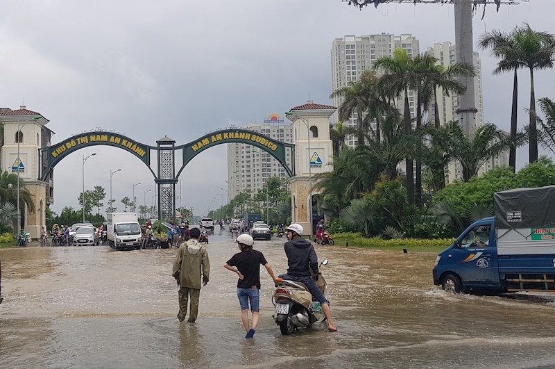 Cổng vào khu đô thị Nam An Khánh Sudico (huyện Hoài Đức) ngập trong nước mỗi khi mưa lớn.