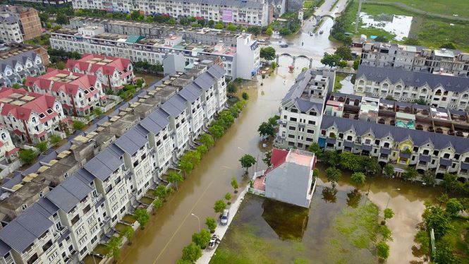 Đến biệt thự nhà giàu Hà Nội cũng chìm trong biển nước như cảnh lụt quê nghèo