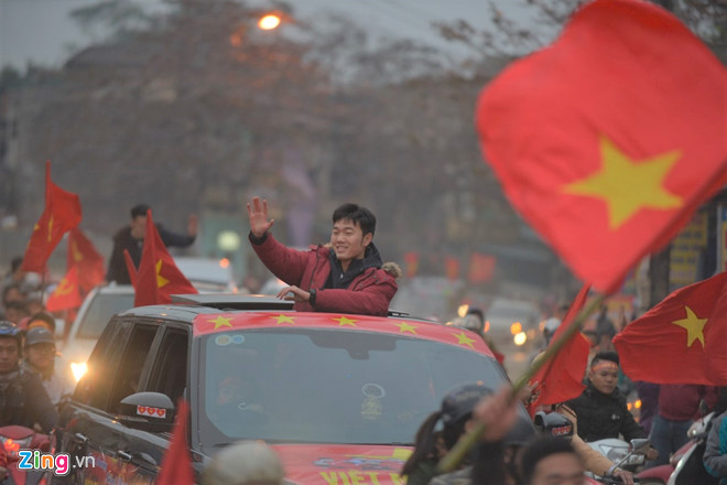 Người hâm mộ tụ tập thành những đoàn dài diễu hành, chặn đón xe của Xuân Trường, Thành Chung từ ngay cửa ngõ vào thành phố.