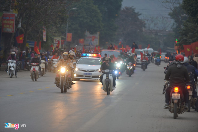 Người dân Tuyên Quang đã chờ 4 tiếng để đón Xuân Trường, Thành Chung.
