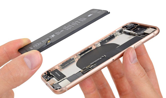 iPhone 8 có một viên pin lithium-ion, được xác định nhỏ hơn so với iPhone 7. Viên pin này có dung lượng khoảng 1.822 mAh, trong khi trên iPhone 7 là khoảng 1.960 mAh.