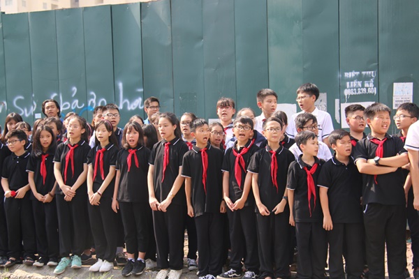 Tại buổi lễ, các học sinh còn hát bài truyền thống của trường để tiễn biệt thầy Cương.