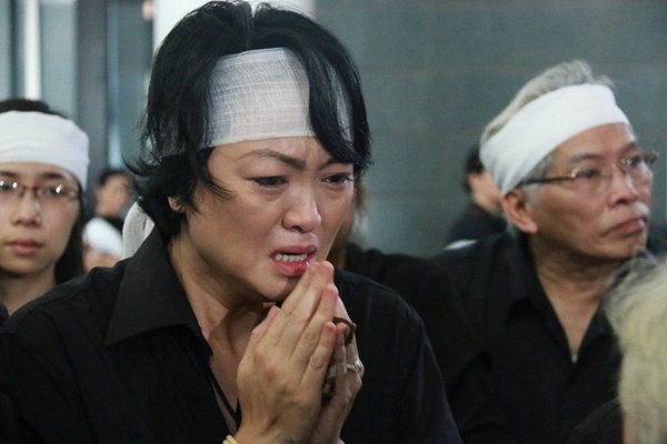 Con gái PGS Văn Như Cương không kìm được nước mắt trong lúc cử hành tang lễ.