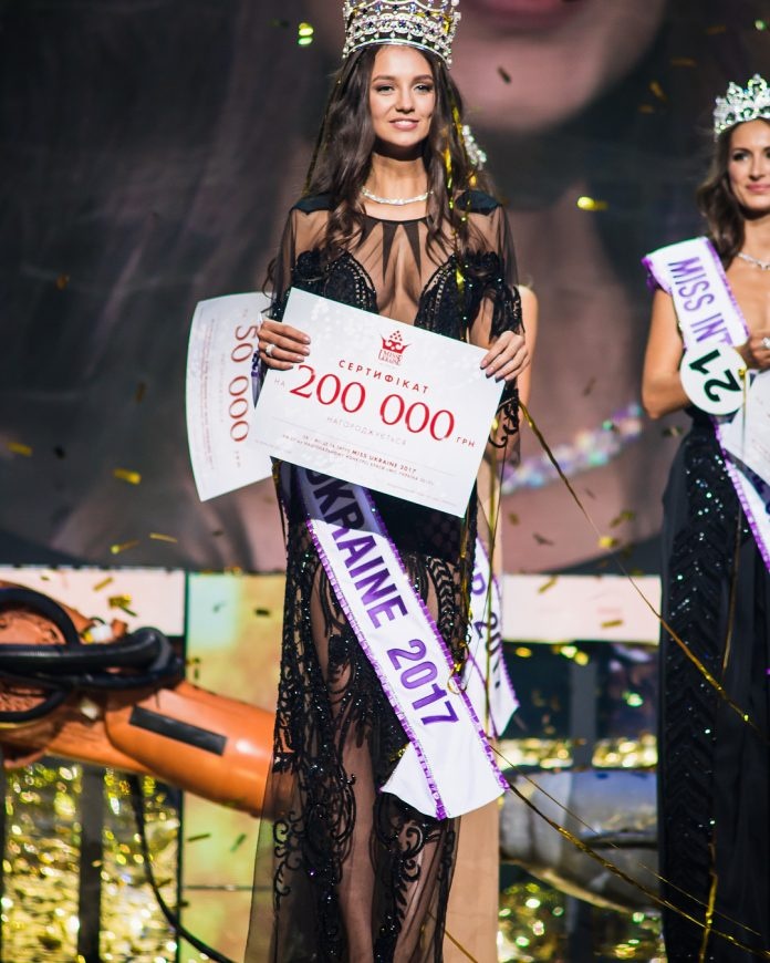 Đêm Chung kết Miss Ukraine 2017 diễn ra tại thủ đô Kiev tối ngày 6/9. Chiến thắng thuộc về người đẹp Polina Tkach, cô gái 18 tuổi sẽ đại diện cho đất nước Ukraine tham dự Miss World 2017 tại Trung Quốc.