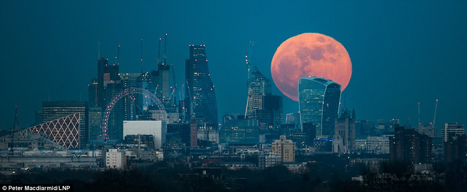 Nguyệt thực đêm qua tại London (Anh). Mặt trăng thường quay quanh Trái Đất trong 29,5 ngày. Tháng 1/2018 có 31 ngày, ngày rằm vào tháng 11 âm lịch, tức ngày 1/1 và ngày rằm của tháng Chạp rơi vào ngày 31/1. Vậy nên trăng tròn 2 lần trong một tháng, gọi là trăng xanh.