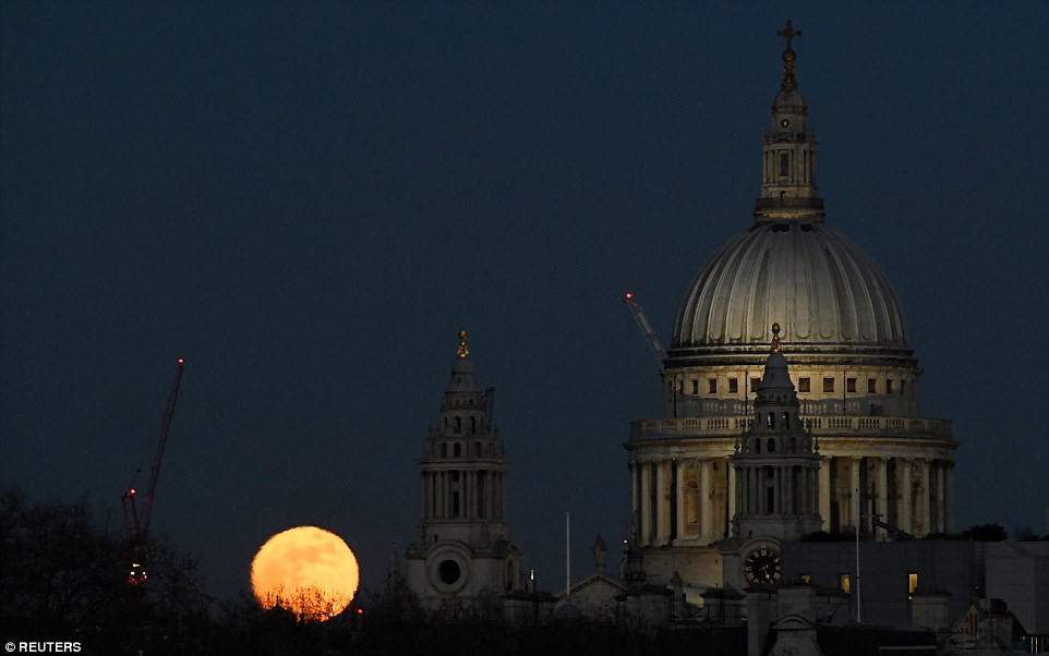 Nhà thờ St. Paul đêm qua ở London. Thời điểm này, mặt trăng đi vào vùng tối của Trái Đất, khiến hiện tượng nguyệt thực toàn phần diễn ra.