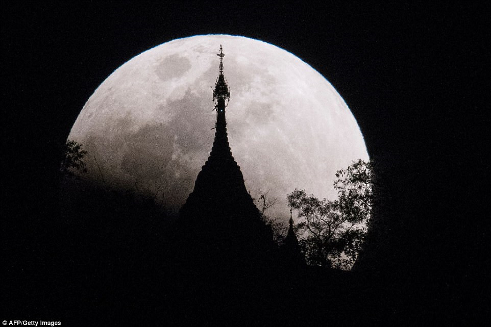 Trăng mọc đằng sau một ngôi chùa ở Kuma, Myanmar. Tỷ lệ để cả 3 hiện tượng này cùng lúc diễn ra là 0,042% lần trăng rằm, nghĩa là 2.380 lần trăng tròn, tương đương khoảng 265 năm mới có một sự kiện như thế này.