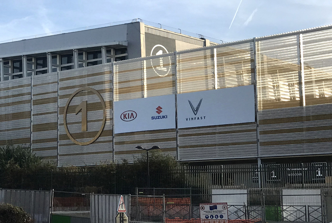 Bên ngoài hội trường số 1 tại  trung tâm triển lãm Porte de Versailles (Paris, Pháp), logo VinFast xuất hiện bên cạnh các hãng Kia và Suzuki.