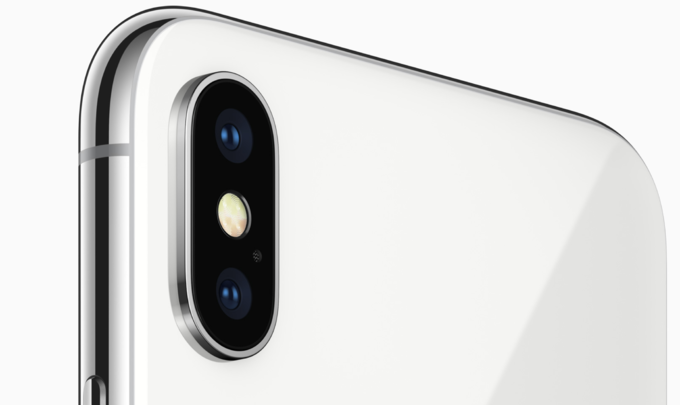 Camera kép trên iPhone X không nằm ngang mà nằm dọc, tách biệt bởi đèn flash. Thông số gần tương tự iPhone 8 Plus và 7 Plus nhưng điểm khác biệt là độ mở của ống kính góc hẹp tốt hơn với f/2.4. Cả hai ống kính đều hỗ trợ chống rung quang học Dual OIS.