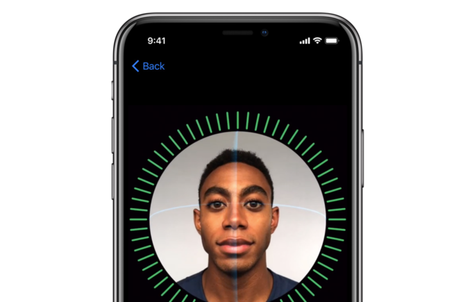 Dù không có cảm biến vân tay nhưng khả năng bảo mật trên iPhone X vẫn được Apple khẳng định tốt hơn nhờ Face ID quét khuôn mặt 3D. Khi nhìn vào điện thoại, 30 tia hồng ngoại sẽ chiếu lên khuôn mặt để xác thực. 