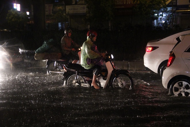 Khoảng 19h, Hà Nội bắt đầu có mưa lớn, mỗi lúc càng thêm xối xả kèm theo sấm chớp. Đến 20h30, mưa lớn vẫn chưa có dấu hiệu ngớt. Trong ảnh, đường Nguyễn Xiển (quận Thanh Xuân) ngập mênh mông như sông