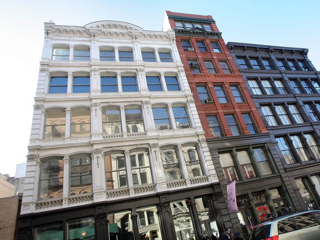 Căn hộ nằm trong toà nhà 421 Broome Street tại khu vực SoHo, khu trung tâm Manhattan, New York. Xưa kia từng là một quận công nghiệp nhưng hiện nơi đây phủ kín những cửa hàng xa xỉ.