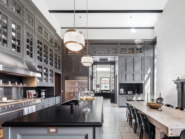 Phòng bếp lớn của căn hộ sẽ mê hoặc những người đam mê nấu ăn với chiếc bàn đá granite đen dài hơn 2 m.
