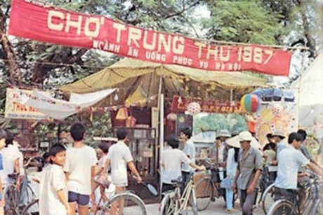 Chợ Trung thu ở Hà Nội năm 1987.