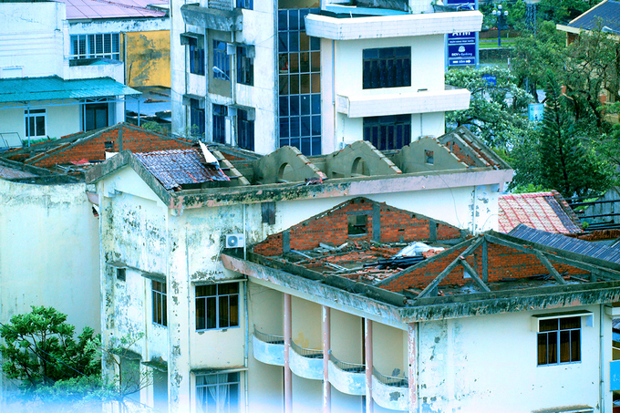 Bão số 10 khiến nhiều ngôi nhà bị tốc mái ở trung tâm thành phố Đồng Hới (Quảng Bình). 