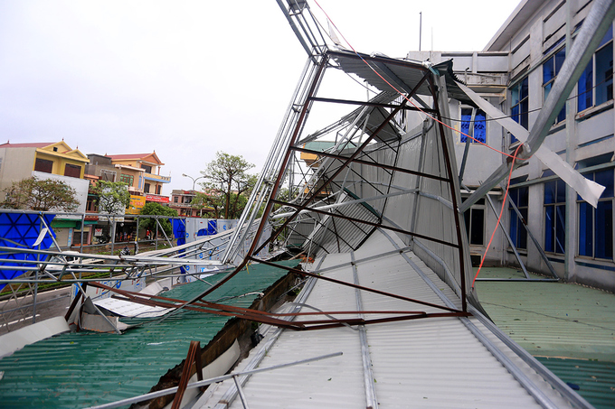 Các loại biển quảng cáo làm bằng khung sắt, bọc tôn đều bị gió bão xé tan. Bão đã gây mất điện nhiều giờ ở Quảng Bình, mất sóng viễn thông ở Hà Tĩnh. 