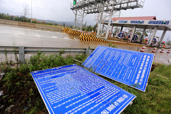 Trạm BOT Quán Hàu (Quảng Bình) trên quốc lộ 1A tê liệt, gió quật ngã 2 bảng thông báo, nhiều bảng ghi chữ bị gió xé toạc, quăng đi nhiều hướng.