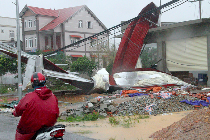 Tại thị xã Kỳ Anh (Hà Tĩnh), 23.000 ngôi nhà bị tốc mái, nhiều nhà đổ sập.