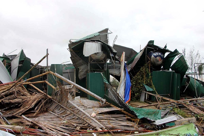 Nằm rìa tâm bão, Nghệ An có hơn 200 nhà bị tốc mái, hư hỏng, 11 ki-ốt tại Cửa Hội, thị xã Cửa Lò bị san phẳng.
