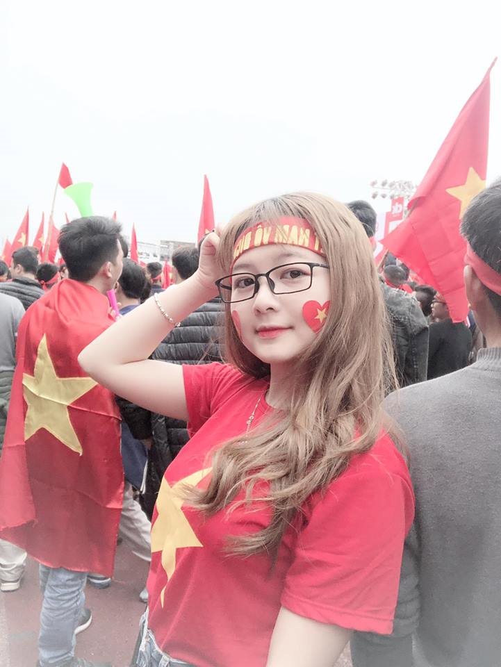 Phương từng làm “rụng tim” cộng đồng mạng trong trang phục áo cờ đỏ sao vàng đi cổ vũ đội tuyển U23 Việt Nam.